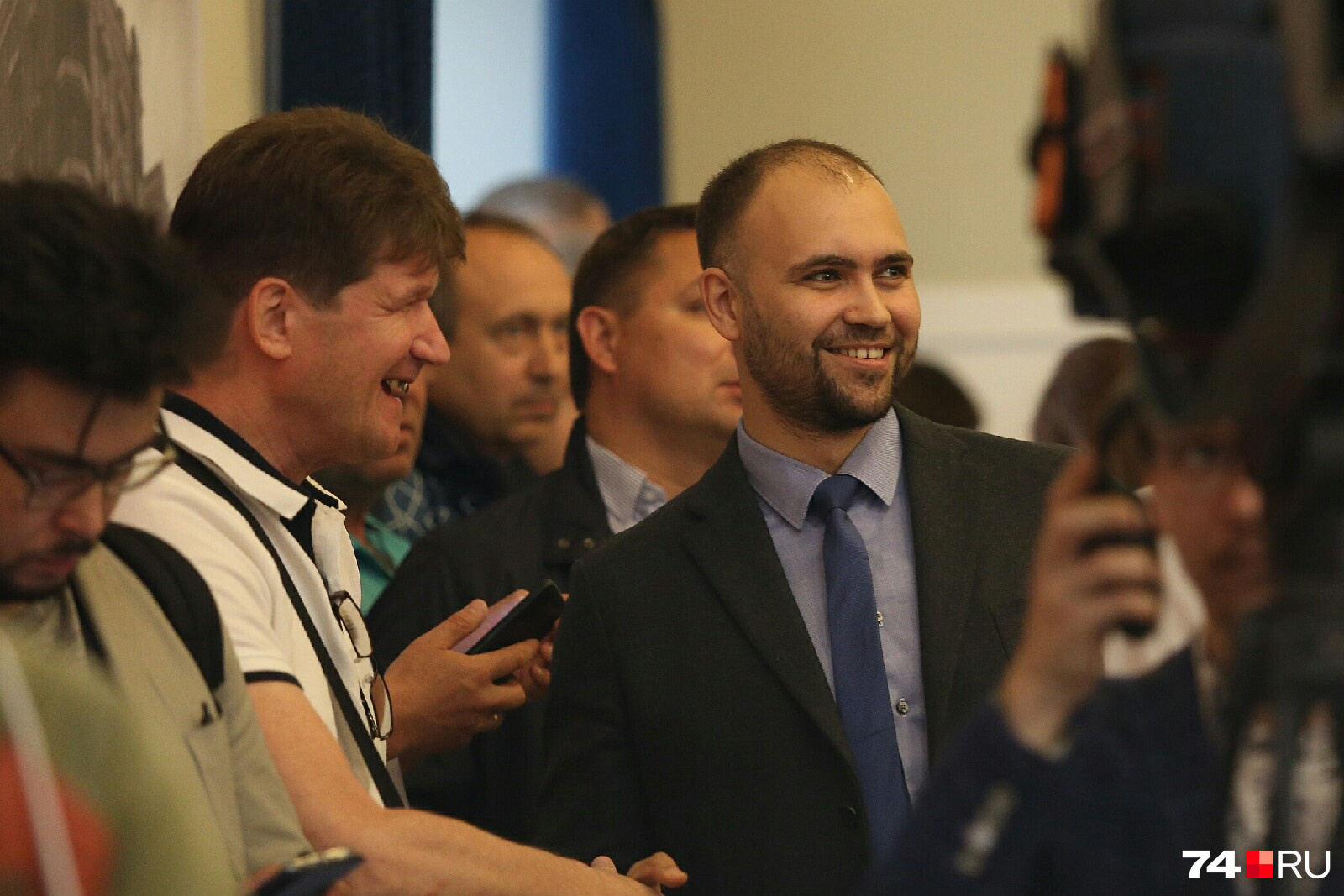 Кандидат в губернаторы Ярослав Щербаков (в центре) в хорошем настроении
