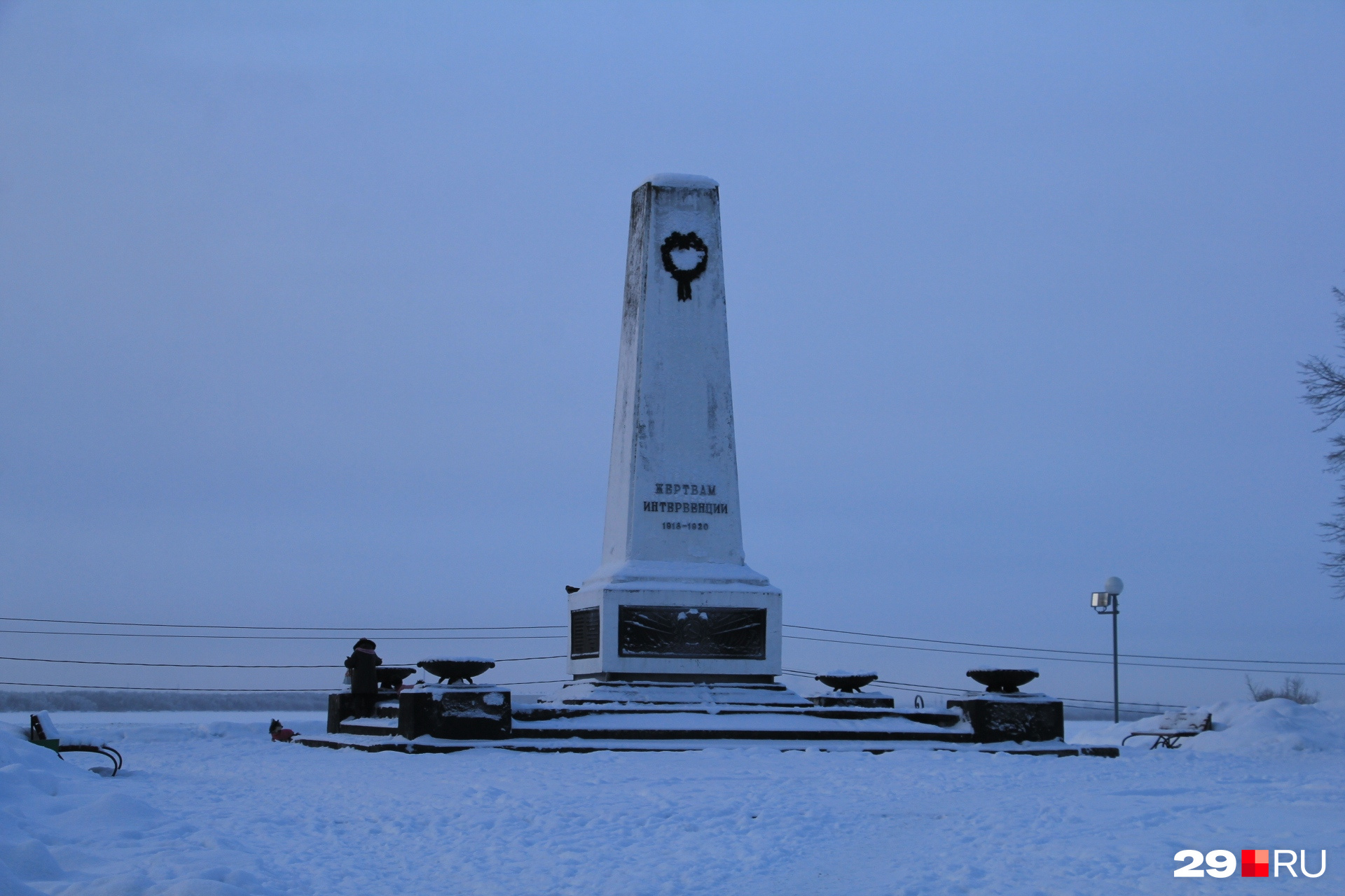 У памятника «Жертвам интервенции» даже не убрали снег