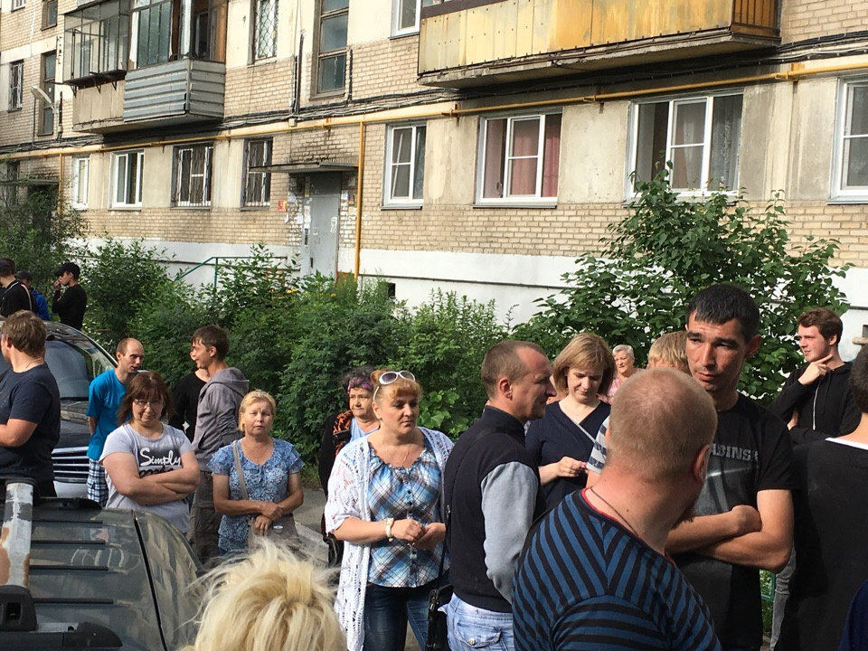 Оборонять двор вышли в основном женщины и пенсионеры Оборонять двор вышли в основном женщины и пенсионеры