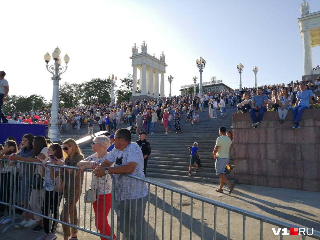 Волгоградцы подтягиваются к сцене Волгоградцы подтягиваются к сцене