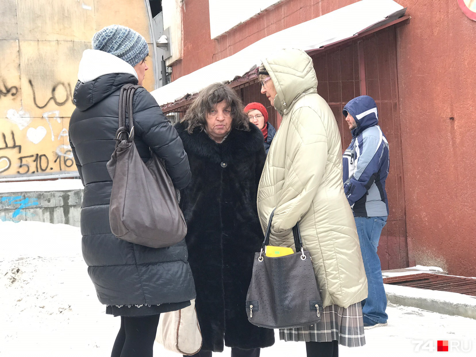 Мама Алексея Севастьянова (в центре), переживая за здоровье сына, вызвала ему скорую