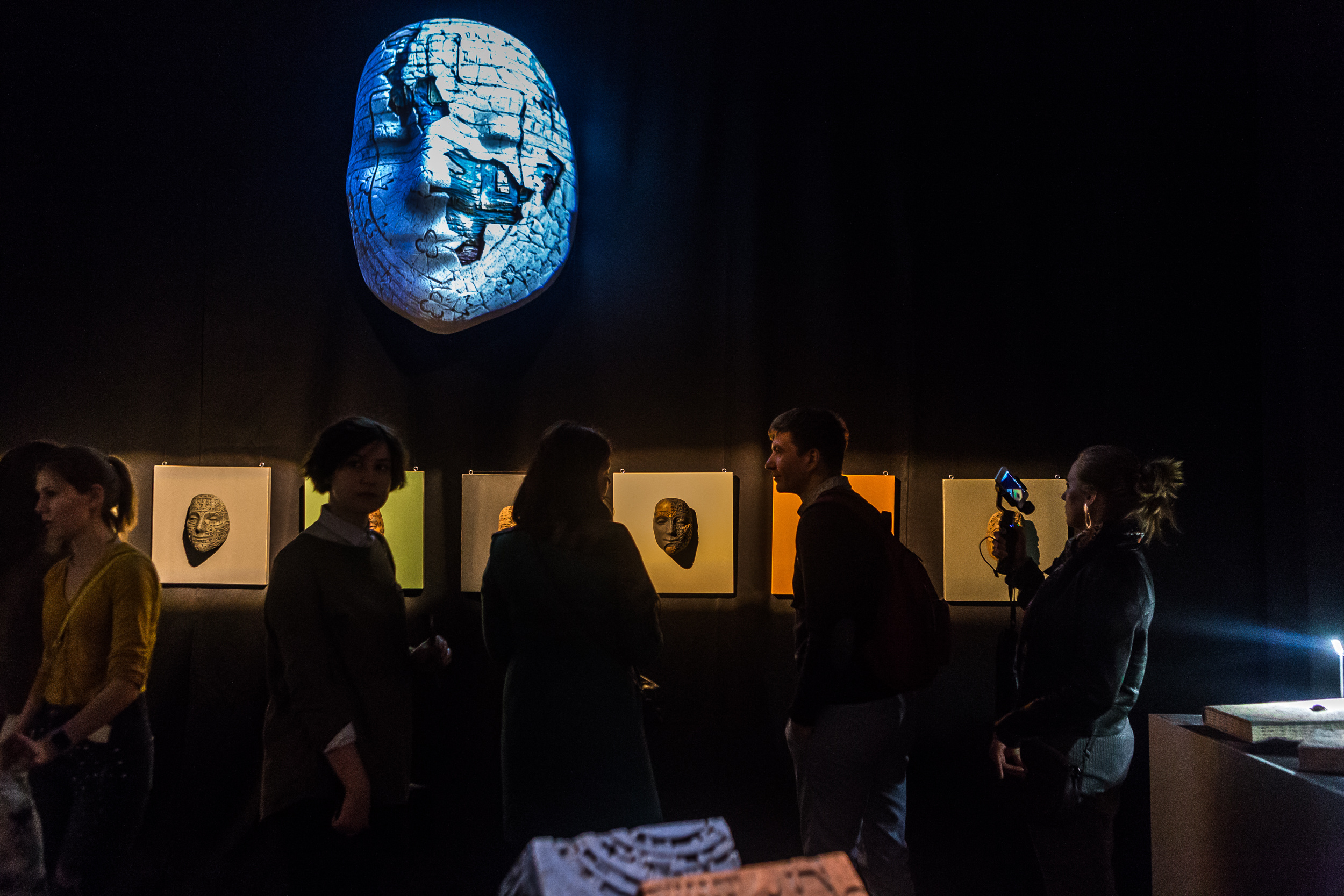 Выставка Юрия Шахояна проходила в полной темноте, подсвечивались только экспонаты