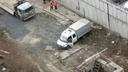 Коммунальщики закрыли опасный коллектор на Галущака бетонной плитой
