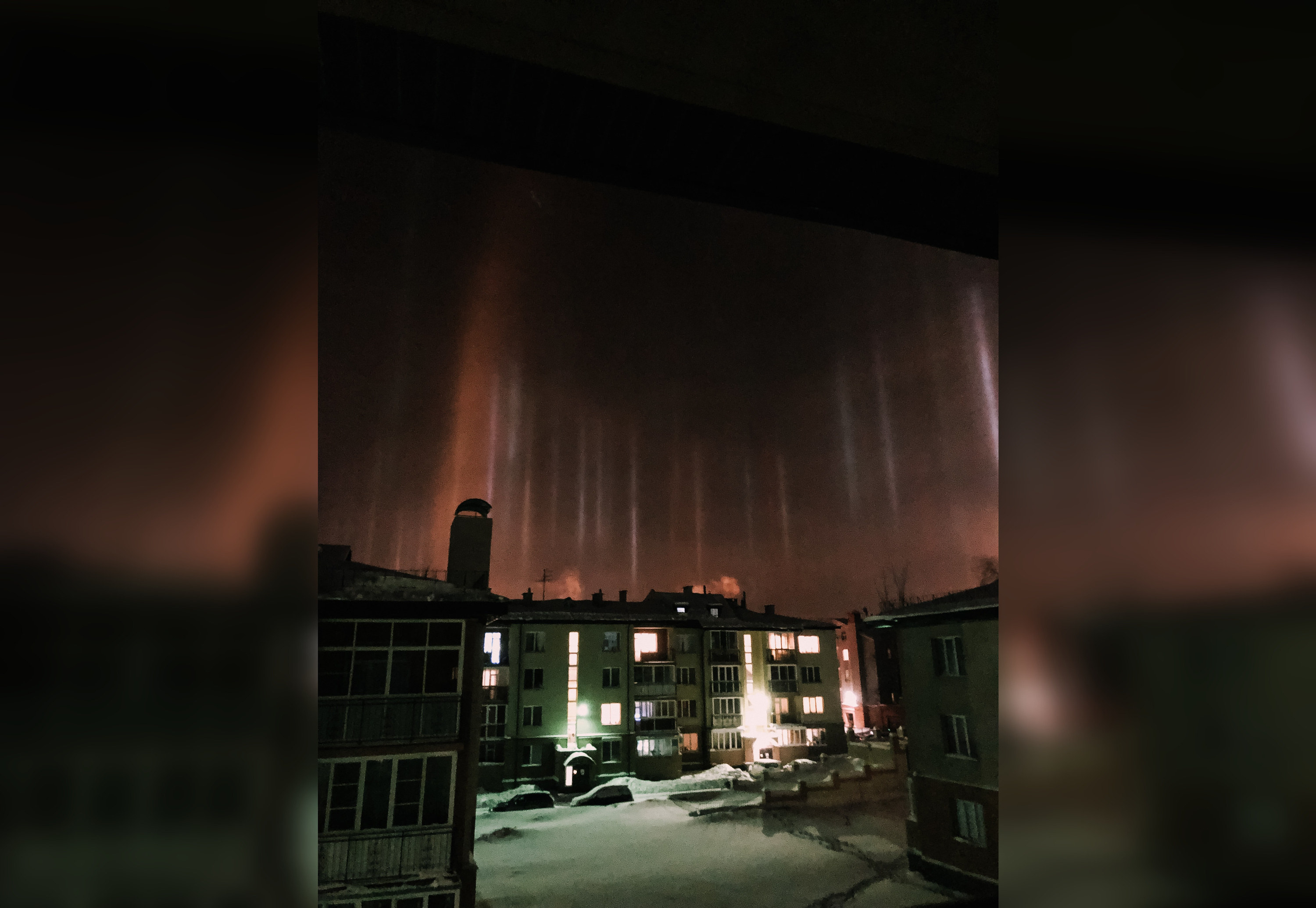 Световые столбы в небе ночью Екатеринбург. Северное сияние Новосибирск.