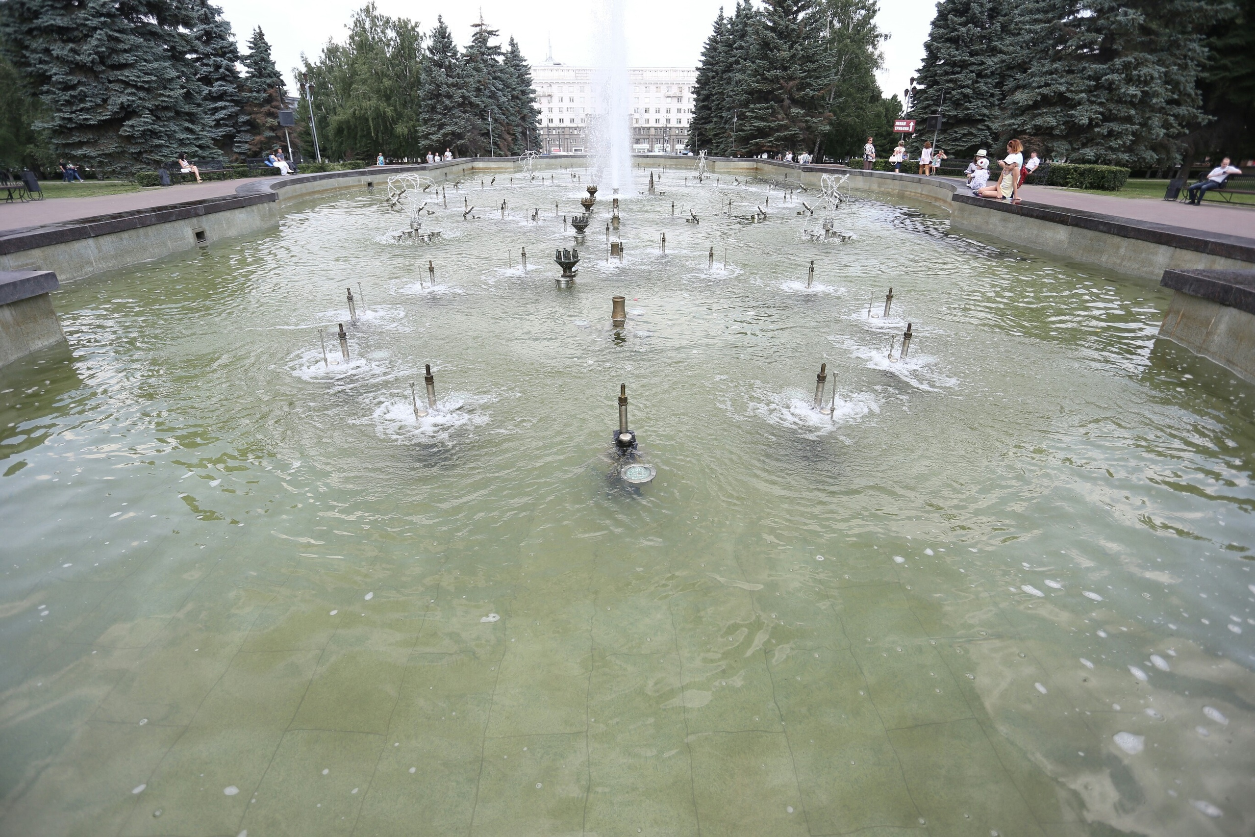 Вода в фонтане на площади Революции снова начала заленеть