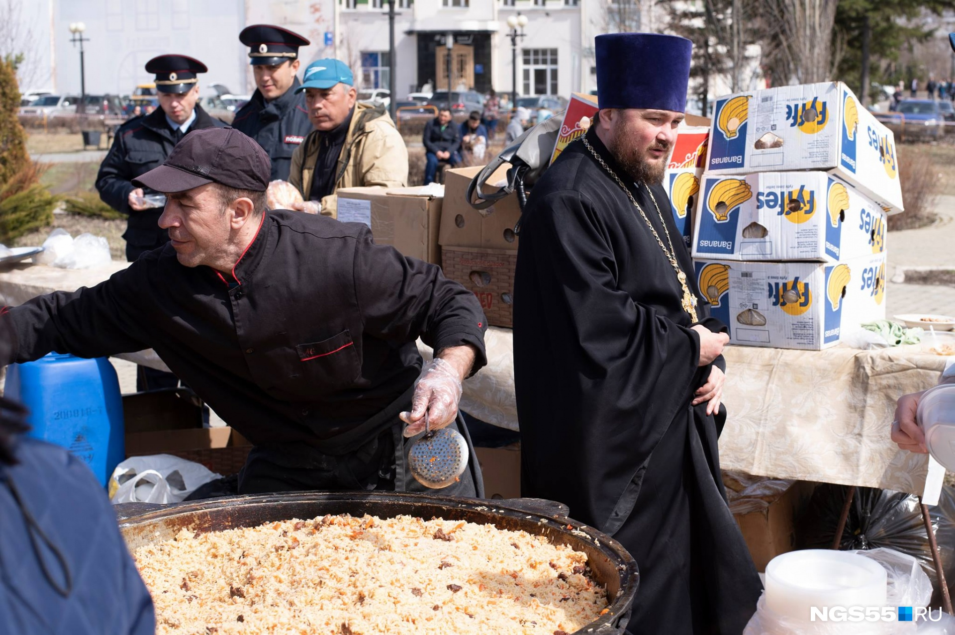 Какой праздник подмешали к Пасхе в Омске, сложно понять, но за церковью верующим раздавали узбекский плов. «Какой бы праздник у нас ни отмечали, всегда получается День города», — резюмировала редакция NGS55.RU Какой праздник подмешали к Пасхе в Омске, сложно понять, но за церковью верующим раздавали узбекский плов. «Какой бы праздник у нас ни отмечали, всегда получается День города», — резюмировала редакция NGS55.RU