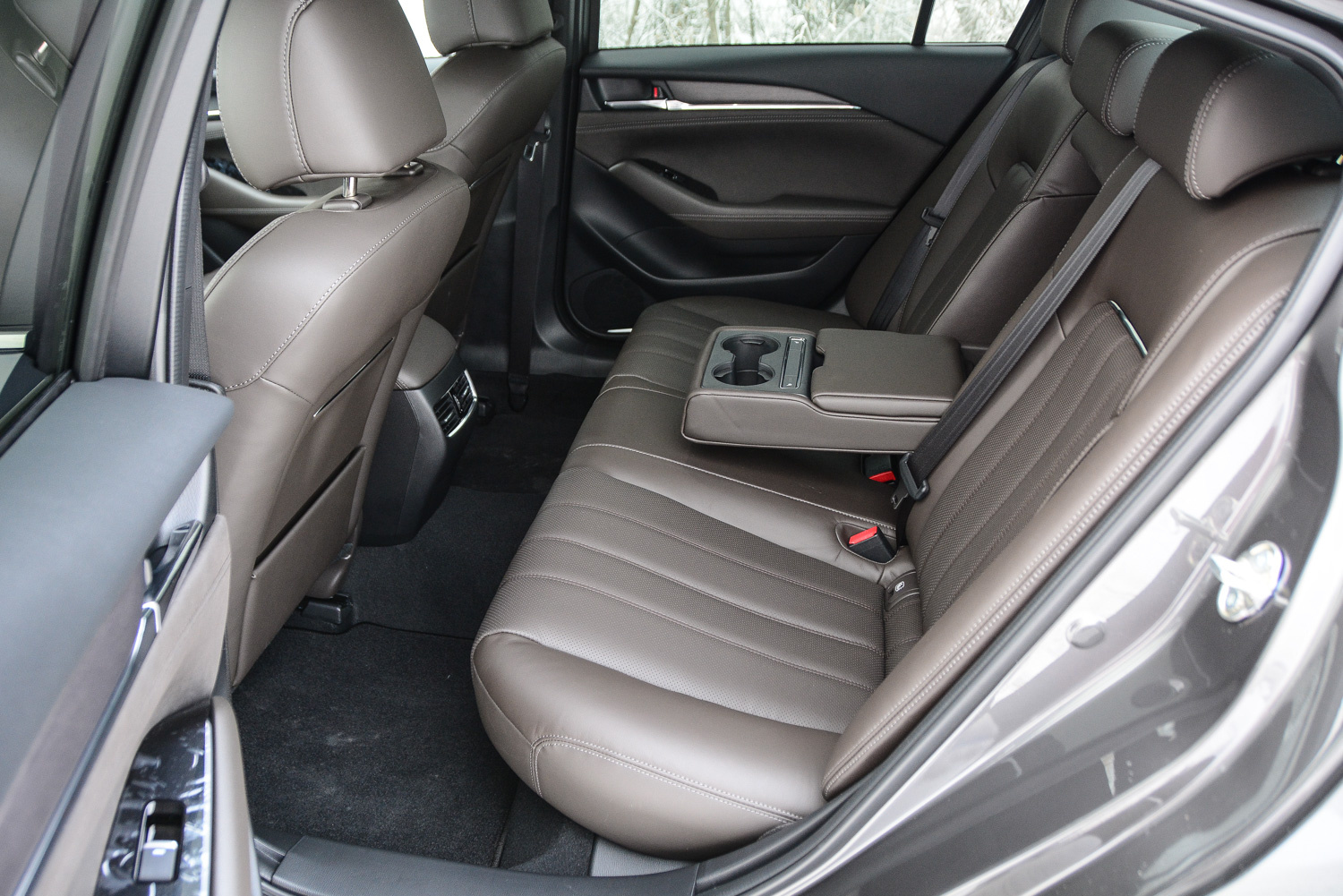 Задние сиденья Mazda 6 в меру просторные, но до беби-лимузина SKODA Superb далеко