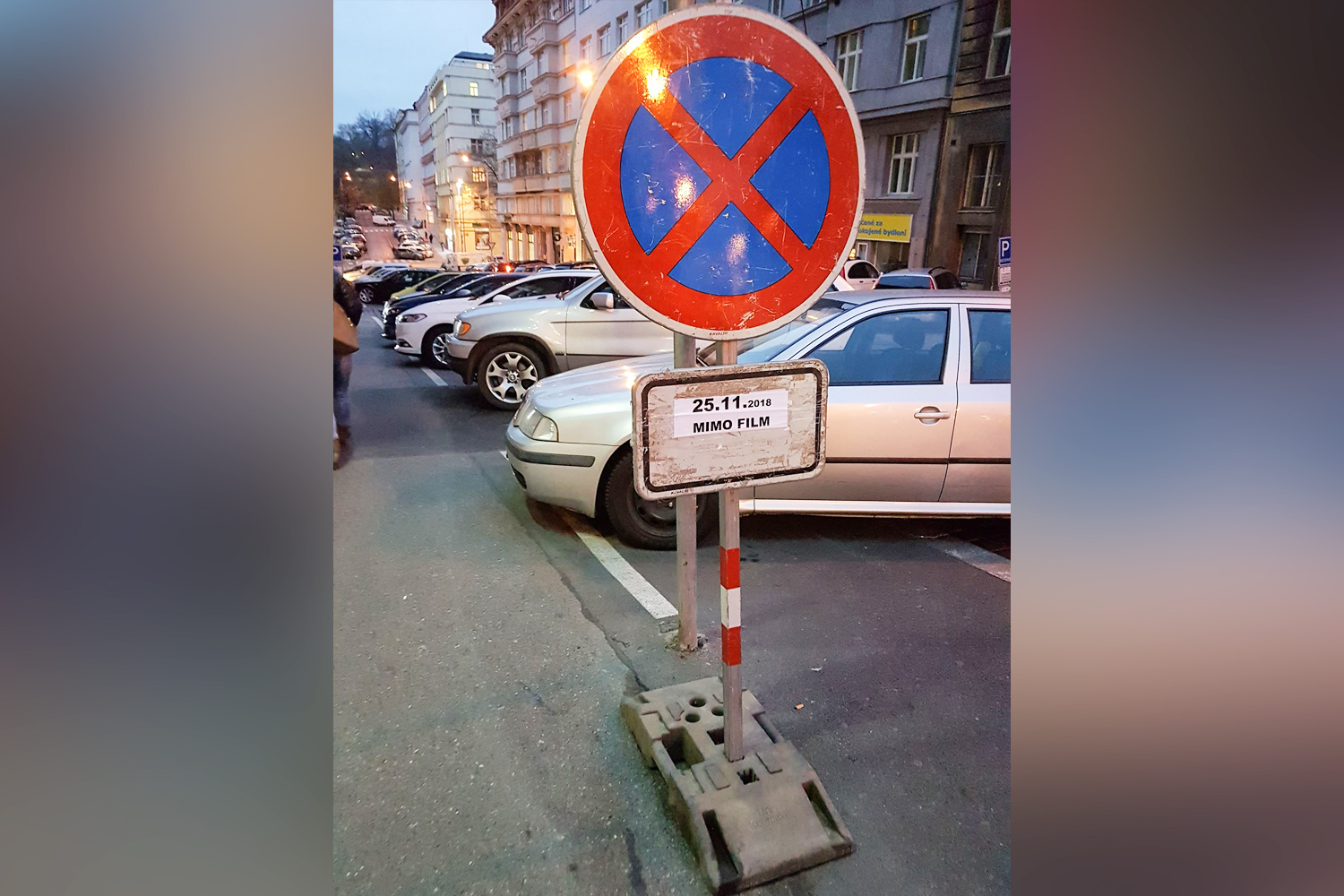На улицах Праги можно увидеть такие знаки. Они означают, что движение по улице будет перекрыто из-за съёмок фильма