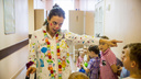 «Вашим госпиталям надо больше радости»: в детскую больницу приехали весёлые клоуны из Италии