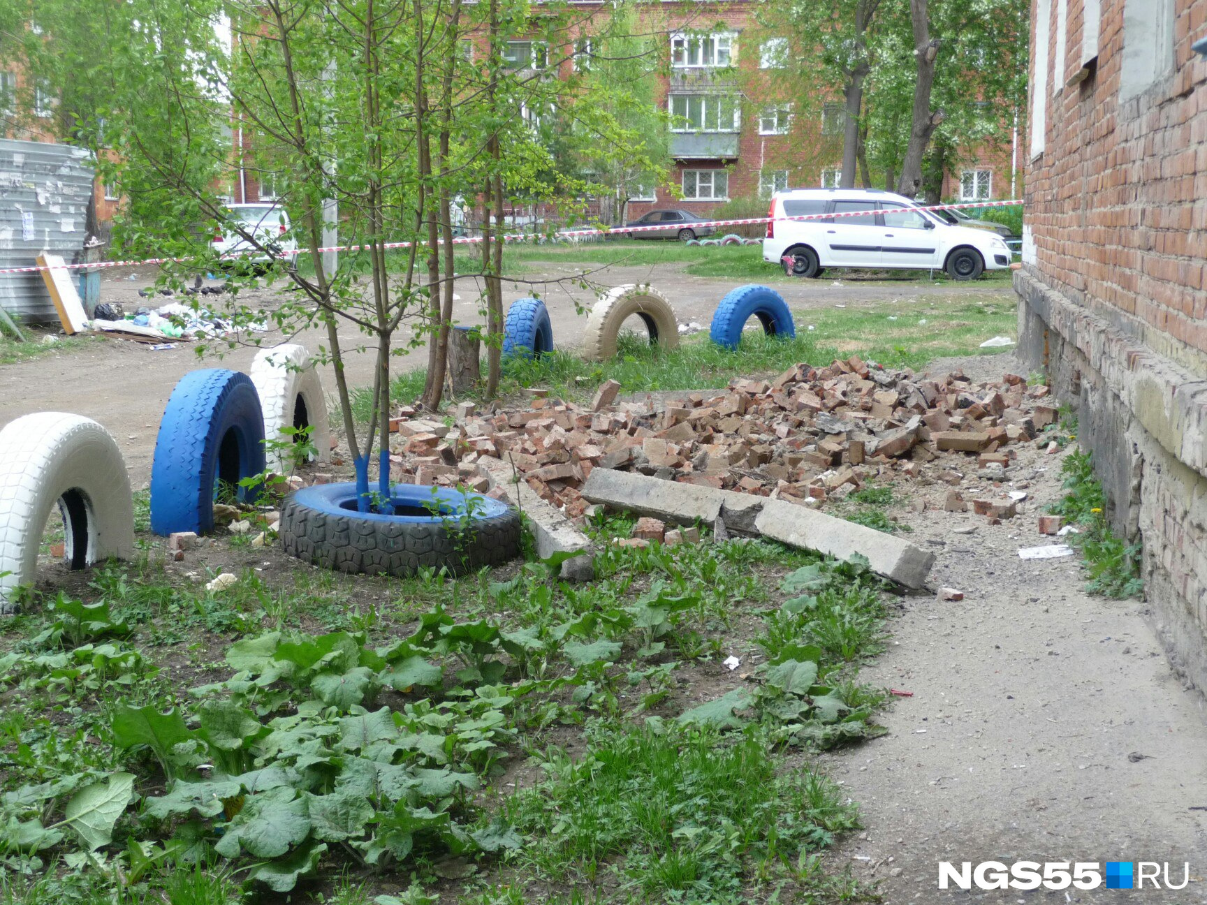Обрушившиеся кирпичи по состоянию на утро 12 мая по-прежнему лежали во дворе дома