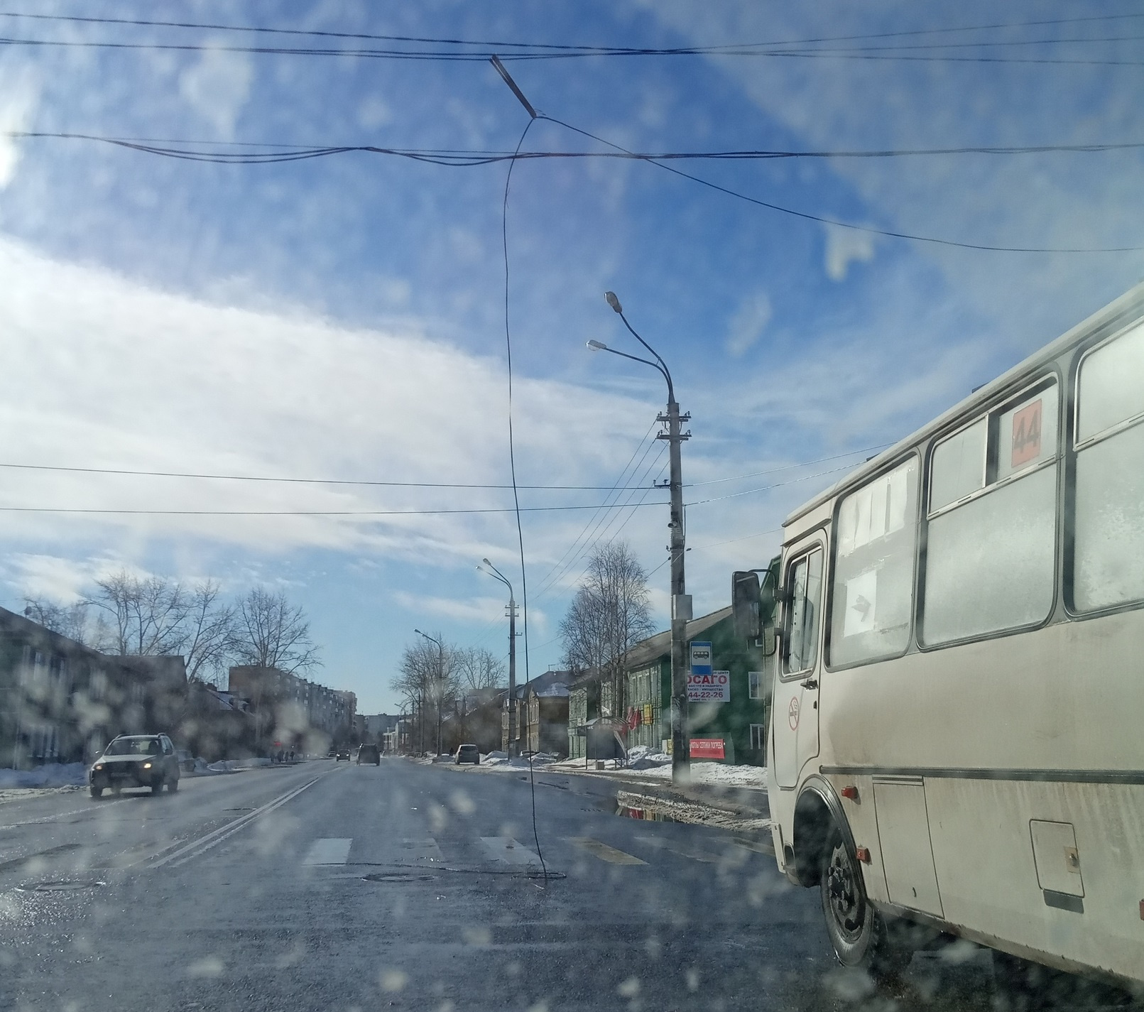 Провод навис над проезжей частью на Советской — Терехина в Архангельске