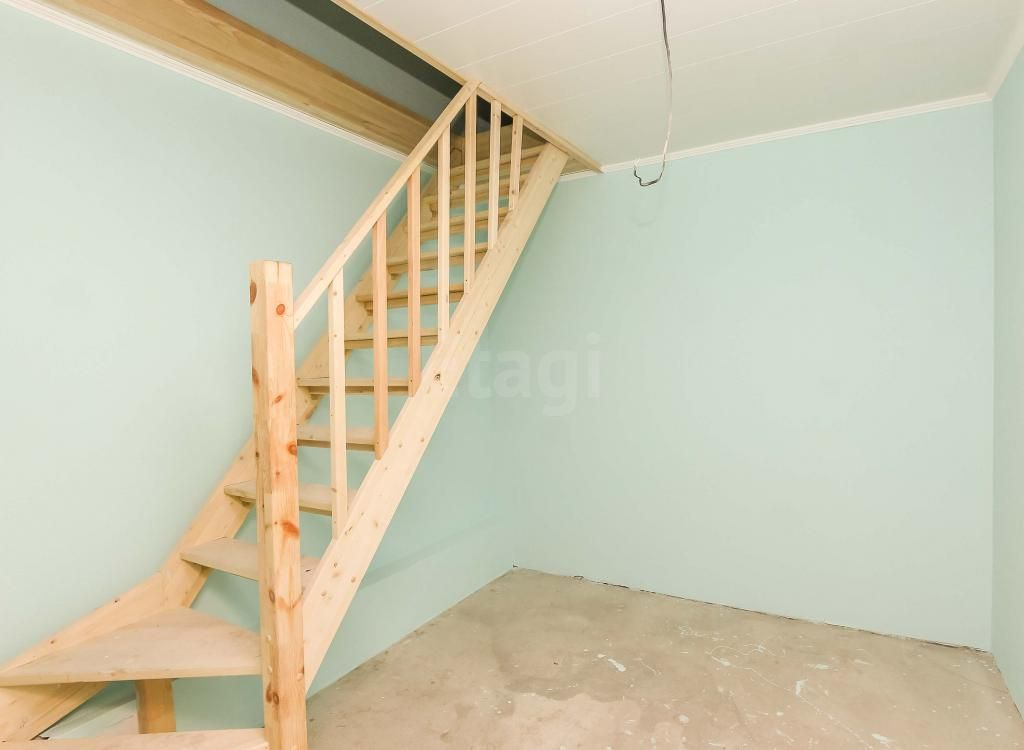 На верхний этаж ведёт лестница из натурального массива светлого дерева. Как вам?