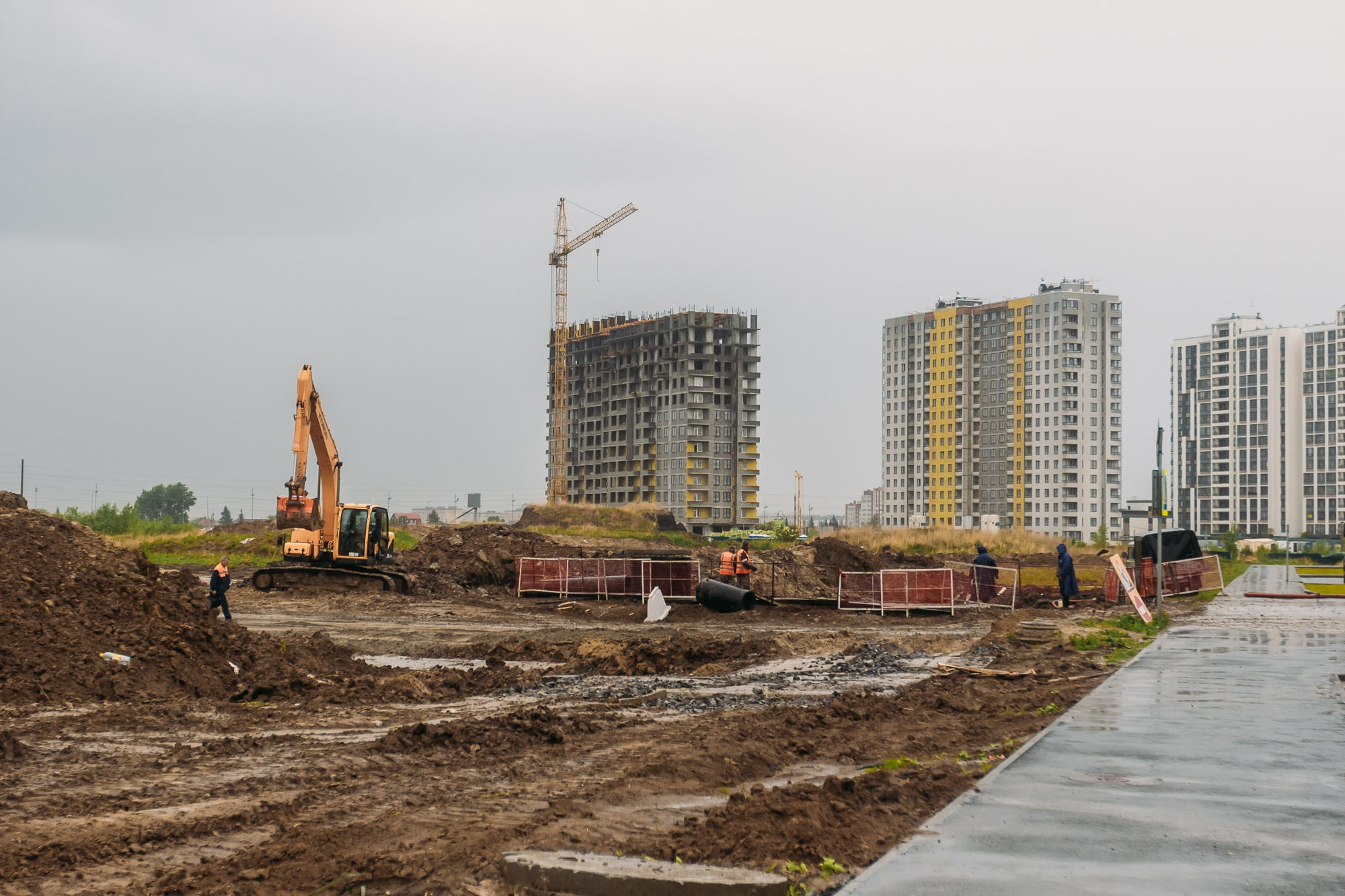 Около строящийся. Микрорайон Ямальский-2 Тюмень. Тюмень 2 Тюменский микрорайон стройка. Строится вокруг. Стройки Тюмени Ямальский 2.