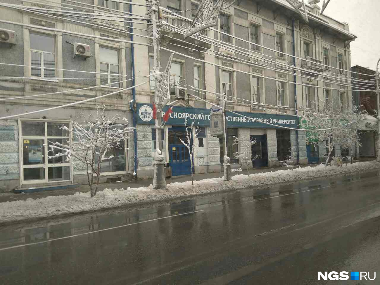 Провода провисли под тяжестью снега Провода провисли под тяжестью снега