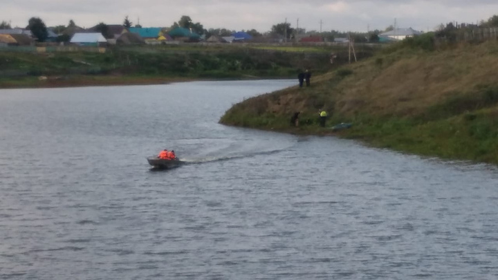 Прочесывают озеро с тепловизором: пропавшего в Башкирии малыша ищут 50 волонтеров