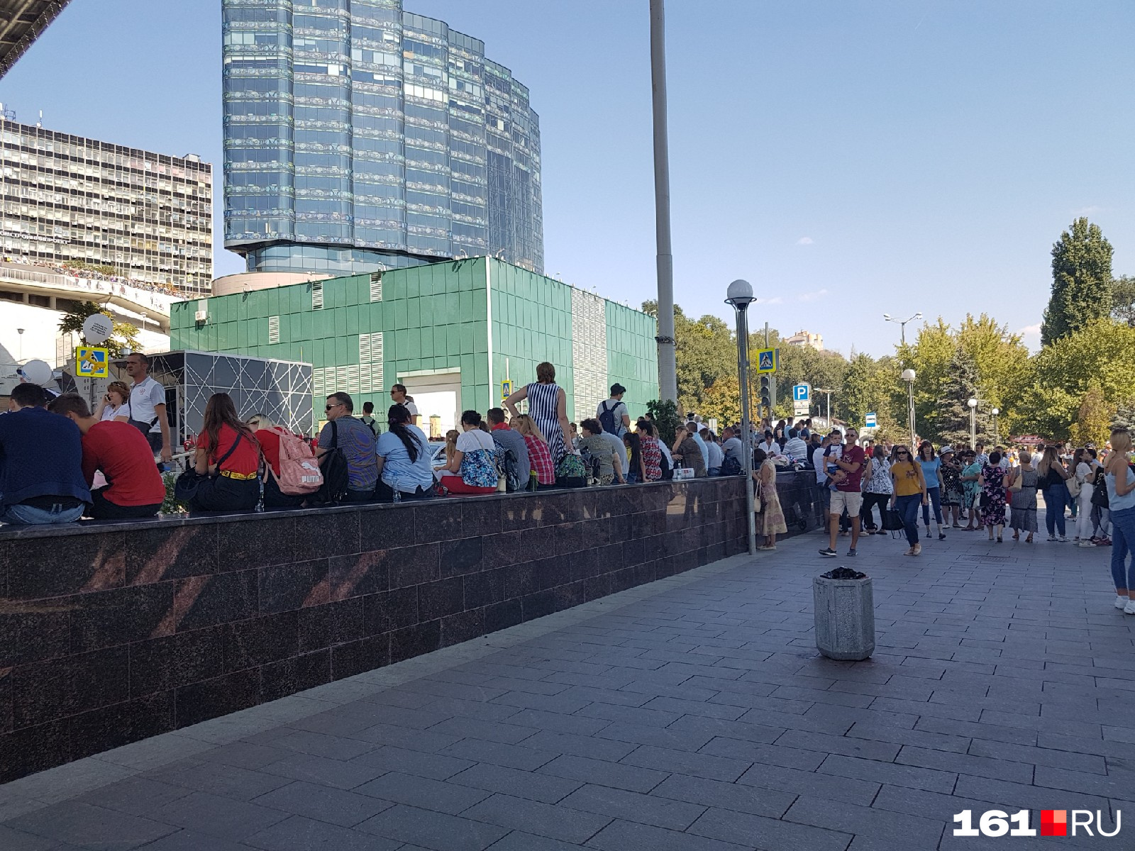Некоторые прячутся от солнца в тени Ворошиловского моста Некоторые прячутся от солнца в тени Ворошиловского моста