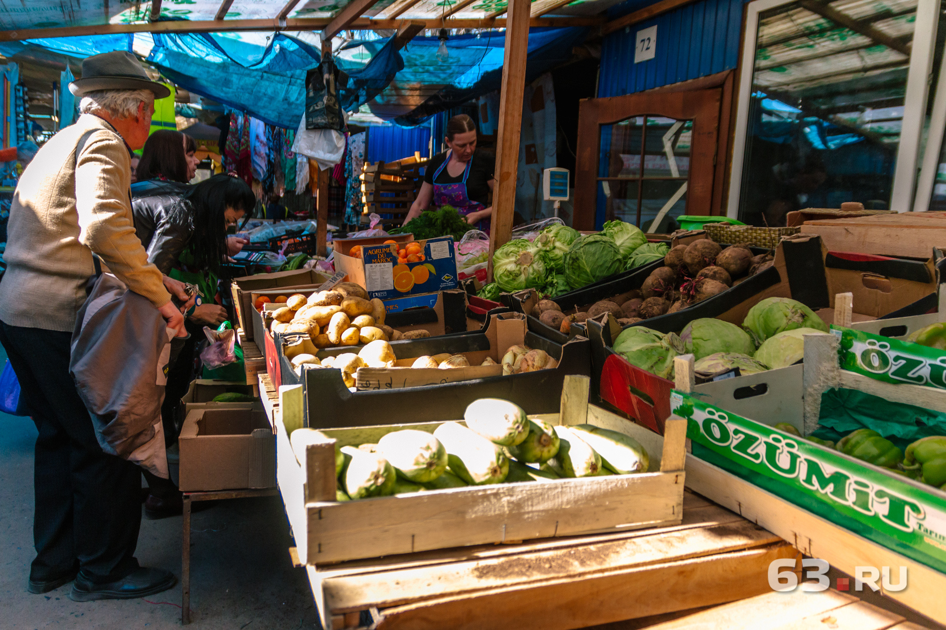 На рынке торгуют овощами