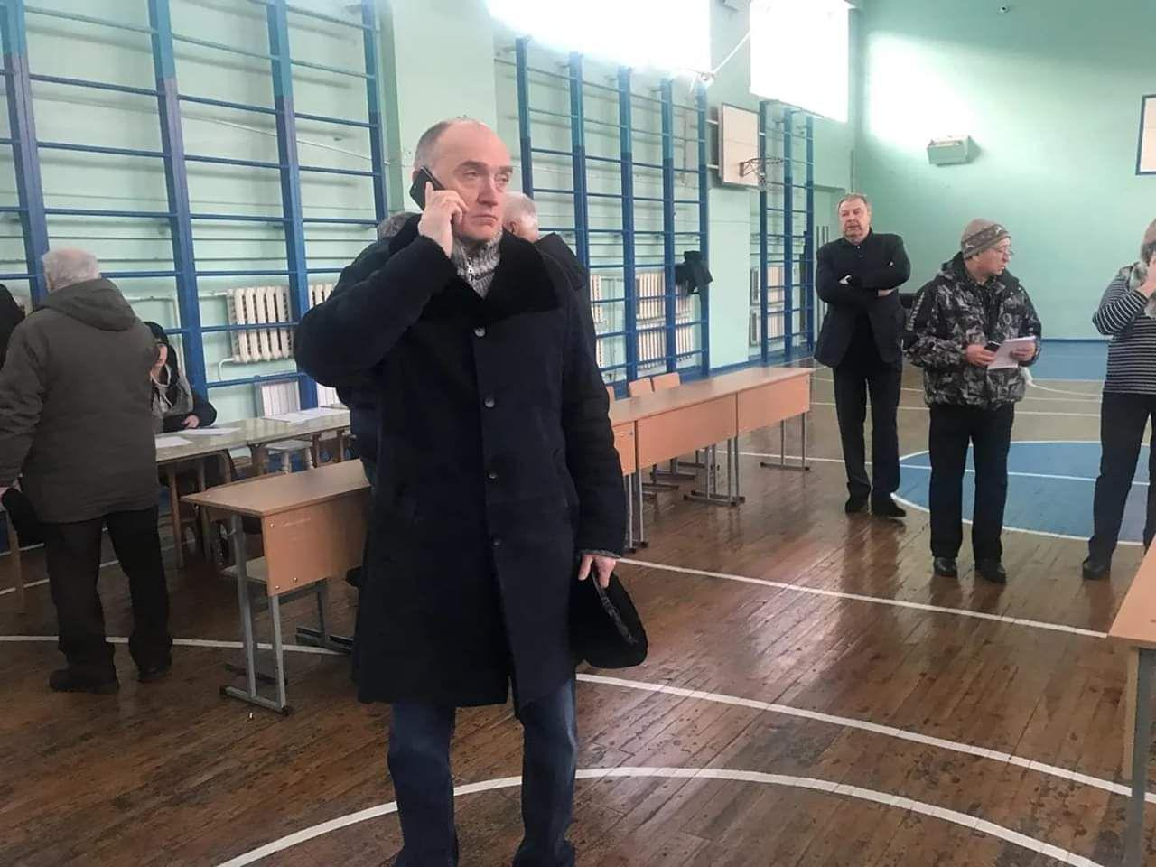 Губернатор Дубровский работает в школе, где сделали временный пункт эвакуации