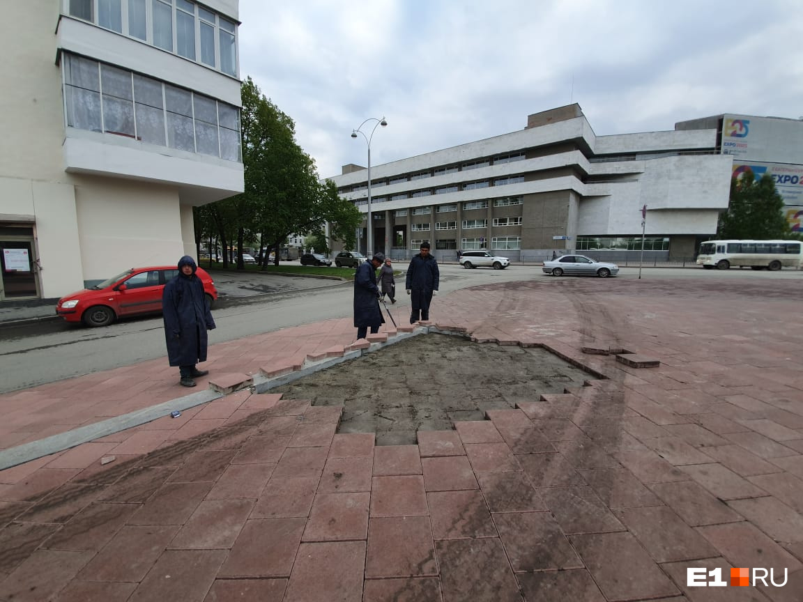Тротуарную плитку со стороны улицы Ельцина почти восстановили Тротуарную плитку со стороны улицы Ельцина почти восстановили