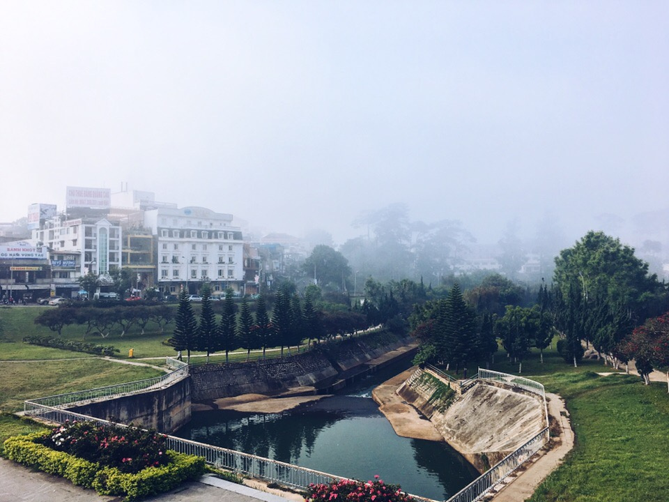 — Волшебный город Далат во Вьетнаме (1500 метров над уровнем моря, из-за этого небольшой туман). Там даже растут хвойные деревья, — рассказывает Таня Ильиных