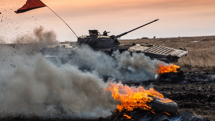 Огонь и месиво: военные со всего округа посоревновались в танковом биатлоне под Челябинском