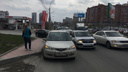 Улица сломанных машин: заглохшие КАМАЗ и «Мазда» собрали длинную пробку на Ипподромской