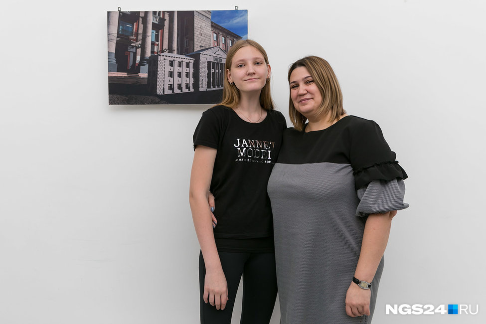 Мама Ирина пришла поддержать дочь на первом в её жизни кастинге. Она уверена, что волноваться не о чем Мама Ирина пришла поддержать дочь на первом в её жизни кастинге. Она уверена, что волноваться не о чем