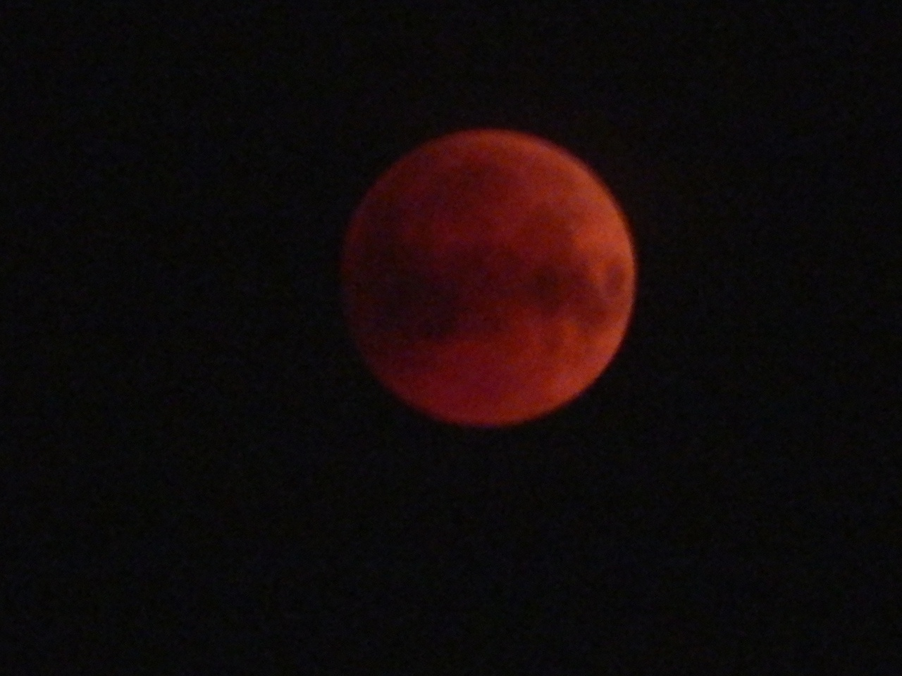 Луна стала «кровавой» на четыре часа
