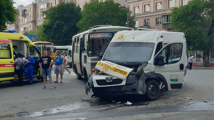 Трое в больнице: в Челябинске водитель грузовой «Газели» протаранил две маршрутки