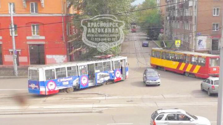 Трамвай сошёл с рельс на Красрабе и перегородил проезжую часть