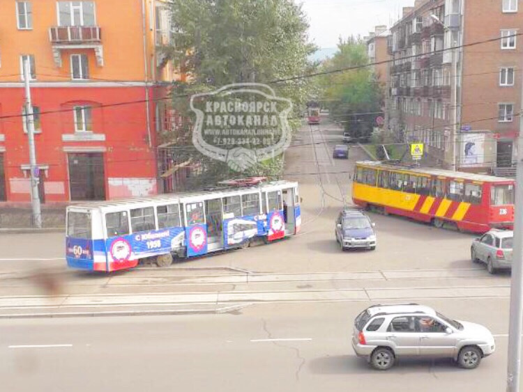 По данным очевидцев, трамвай <nobr class="_">№ 7</nobr> сошёл с рельс на Красрабе