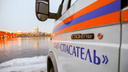Спасатели сняли с дрейфующей льдины двух рыбаков