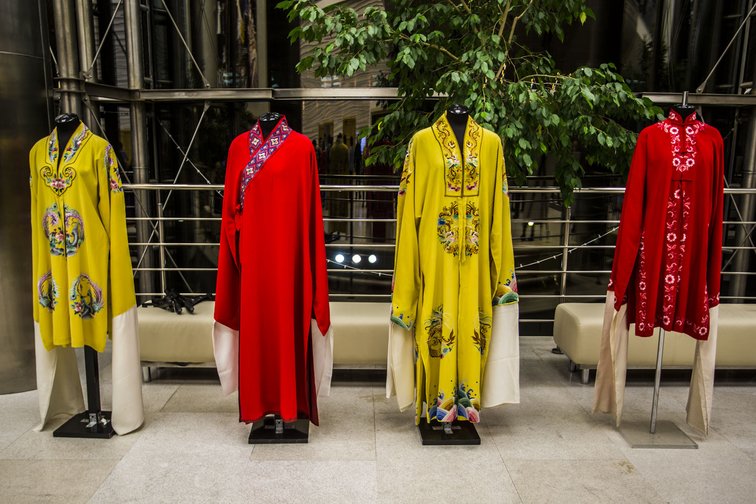 Традиционные костюмы из оперы куньцюй показали зрителям на выставке в холле филармонии