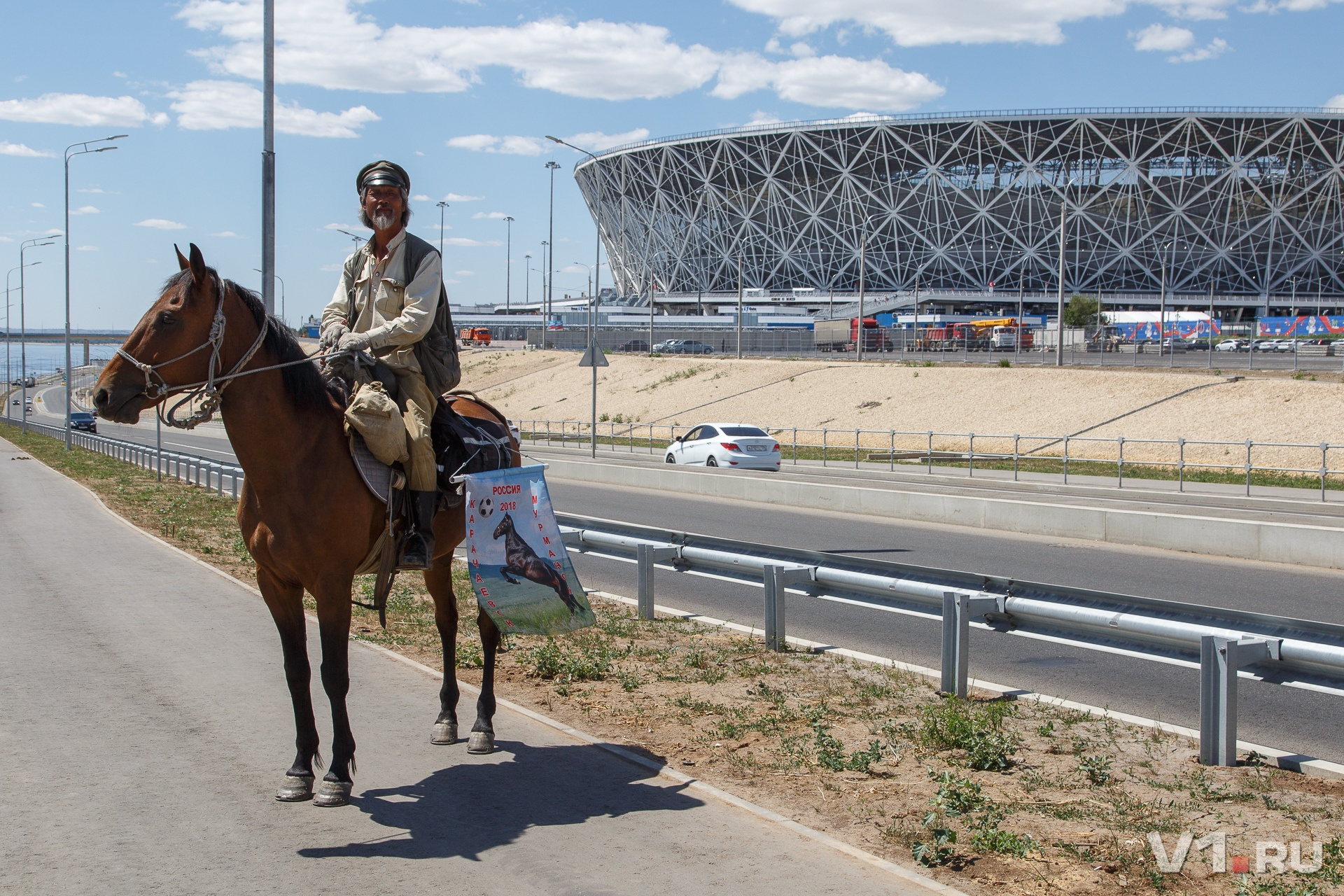Цзин Ли хотел пройти с конем на стадион, но эти правила!