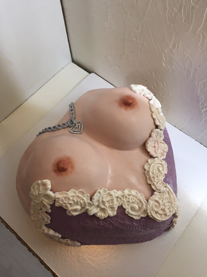 Такие торты чаще всего жены заказывают своим мужьям, а те и довольны