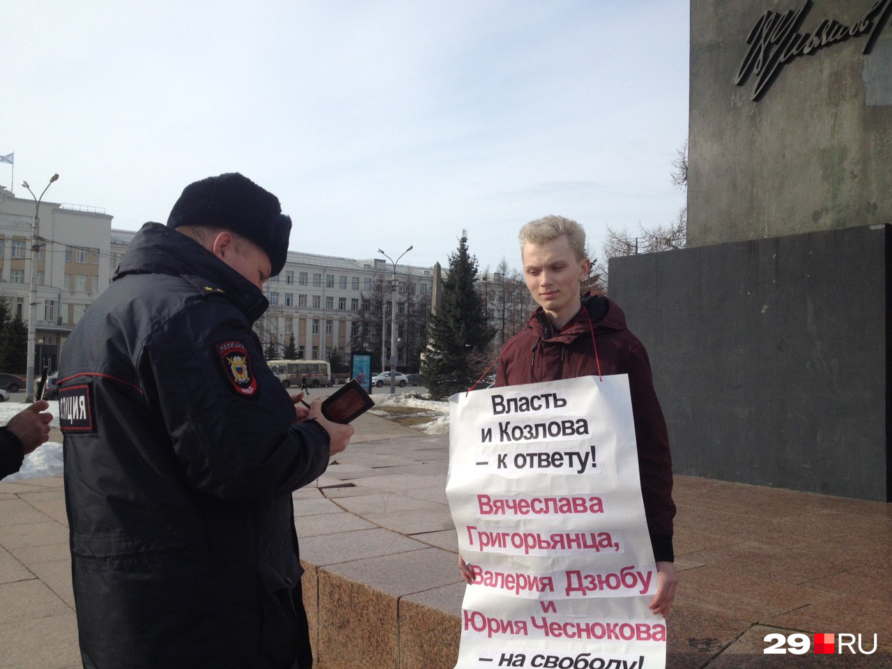 Сейчас полиция общается с еще одним активистом. Пока вроде его не забирают Сейчас полиция общается с еще одним активистом. Пока вроде его не забирают