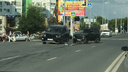 На Ново-Садовой напротив «Апельсина» столкнулись Toyota Land Cruiser и «Нива»