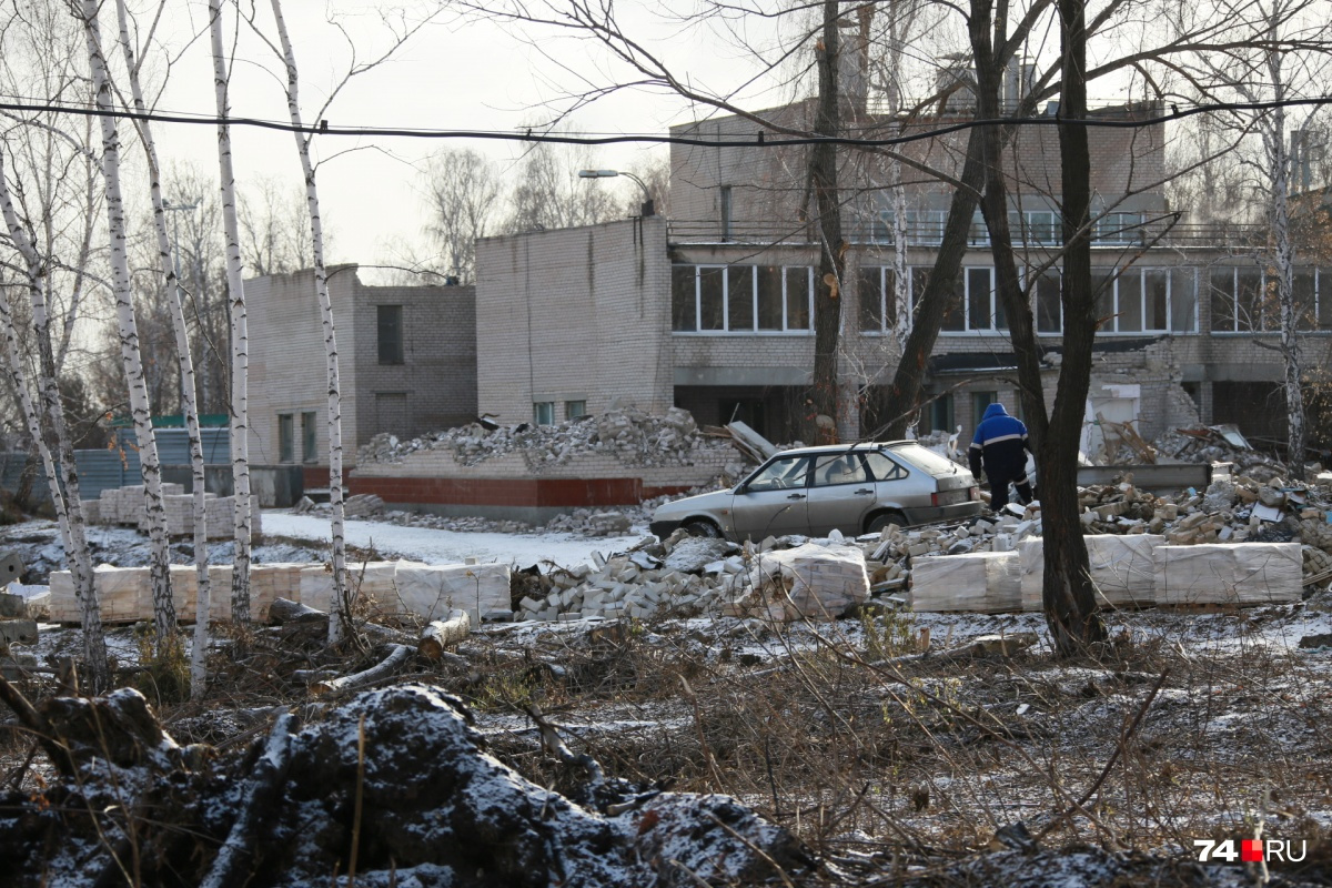 На берегу Смолино построят 70 коттеджей для гостей саммитов. Площадку освобождают от корпусов бывшего детского лагеря На берегу Смолино построят 70 коттеджей для гостей саммитов. Площадку освобождают от корпусов бывшего детского лагеря
