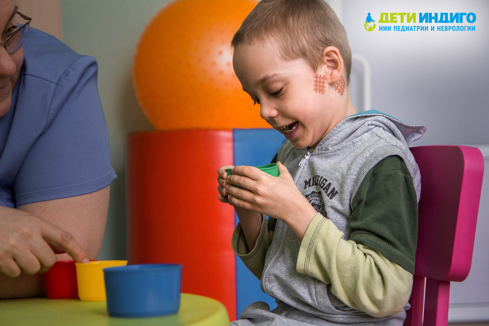 Малыши с удовольствием посещают занятия с психологом, где жизненно важные навыки прививаются в ходе увлекательной игры.