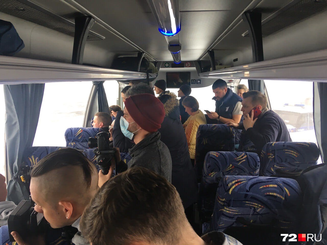 Журналисты больше часа дежурят в автобусе, который находится на взлетно-посадочной полосе Журналисты больше часа дежурят в автобусе, который находится на взлетно-посадочной полосе