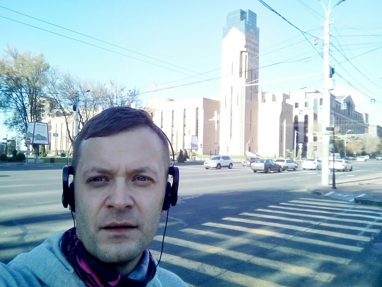 Дмитрий часто выходит на пробежку по городу