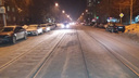 «Приходится ехать по трамвайным путям»: улицу в центре Новосибирска почти полностью занесло снегом