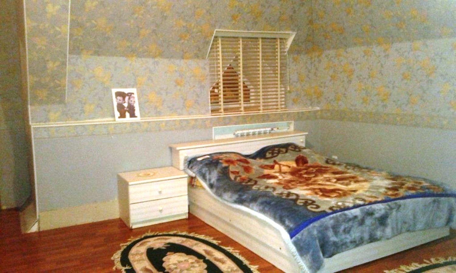 Спальня в доме оформлена в спокойных цветах