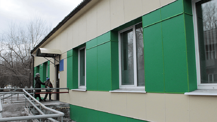 Комбинат «Волна» оказал помощь в ремонте фасада здания детской поликлиники в Красноярске