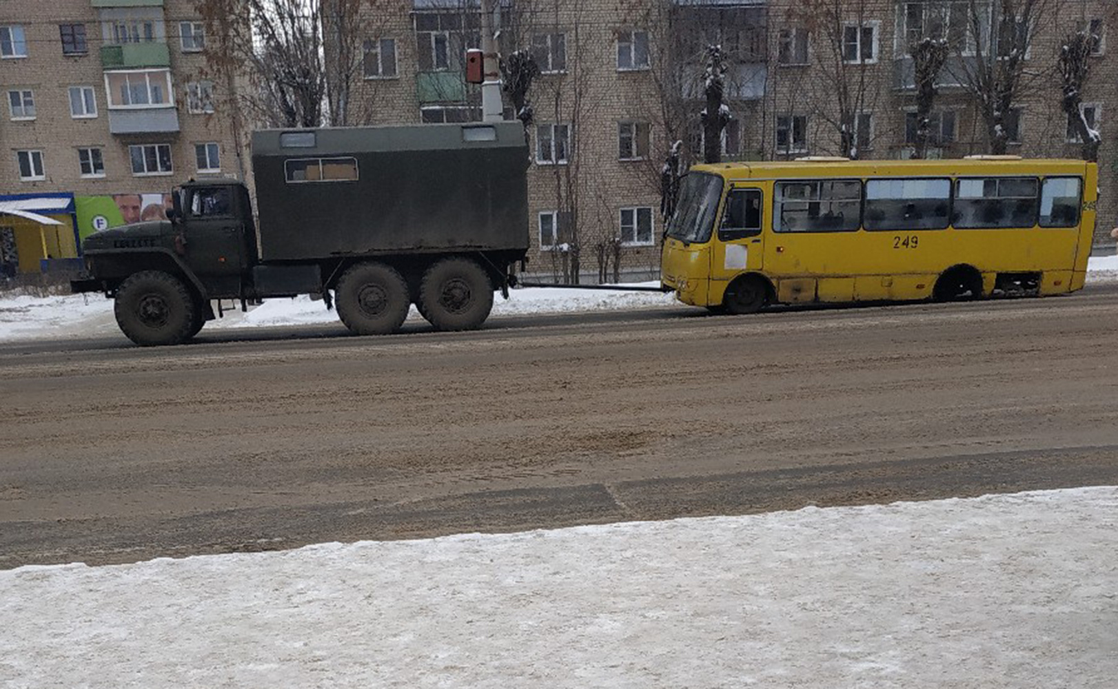 12 автобус рыбинск. Автобус на буксире. Маршрутка без колес. Александровский автобус без колеса. Зимний транспорт без колес.