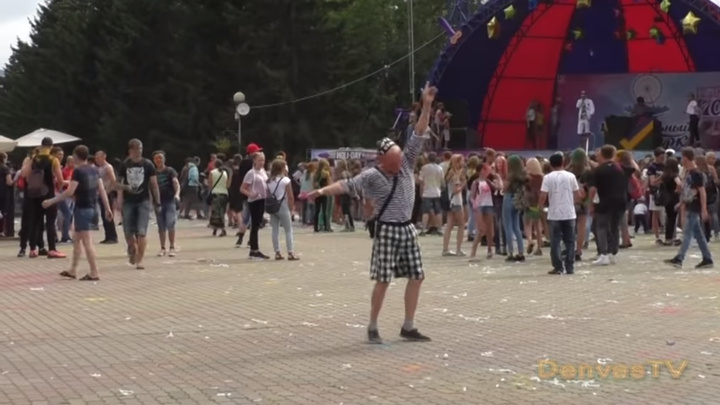 Зажигательный танец моряка в Центральном парке Красноярска стал хитом YouТube