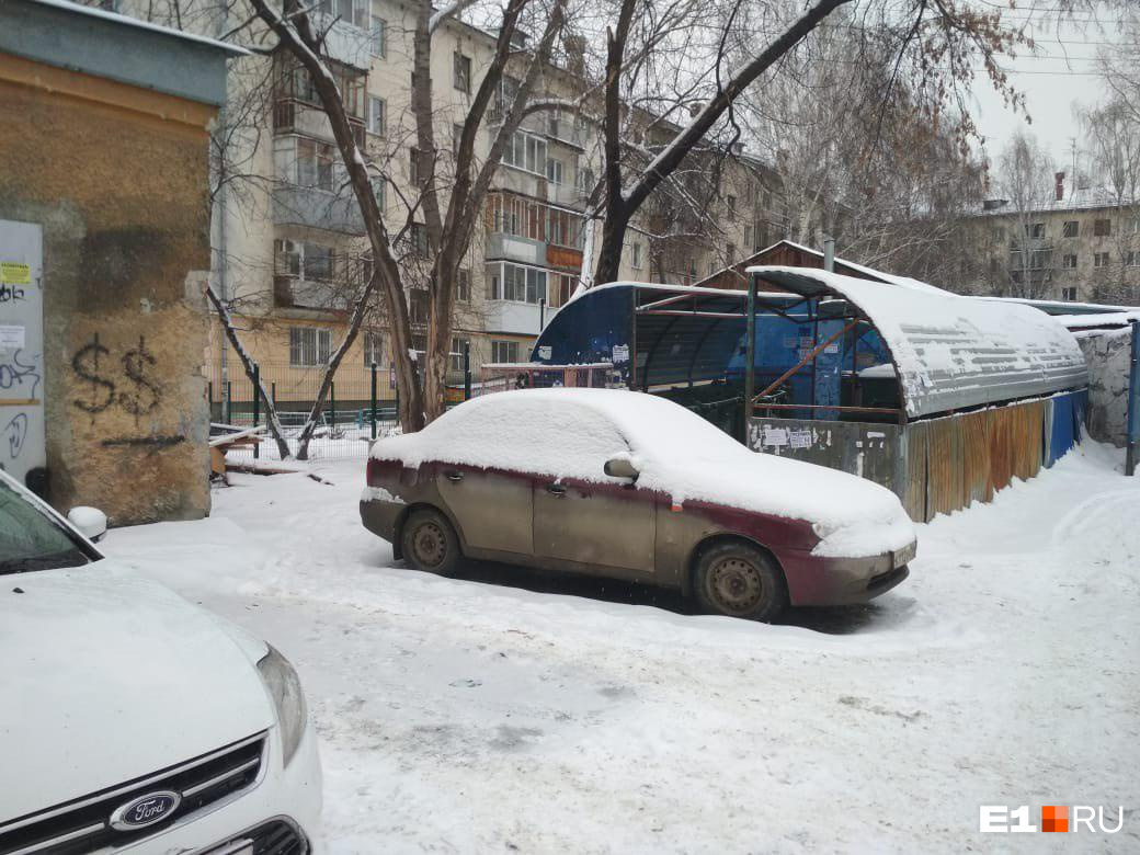 Жителям домов стало крайне сложно добираться до помойки и проезжей части улицы Жителям домов стало крайне сложно добираться до помойки и проезжей части улицы