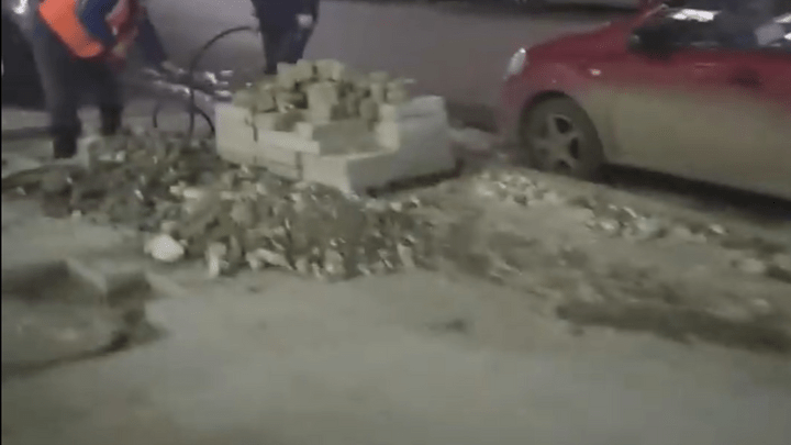 В центре Екатеринбурга отбойными молотками выломали новую гранитную плитку
