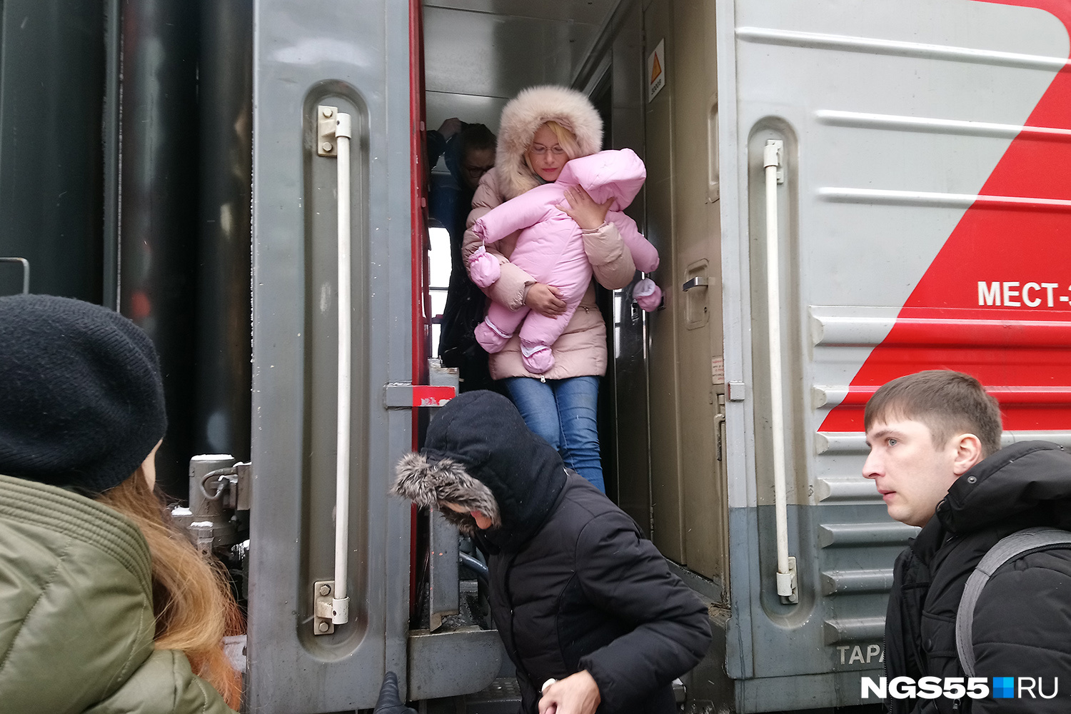 Утром 26 марта Кристина вместе с дочерью спустилась на перрон омского вокзала