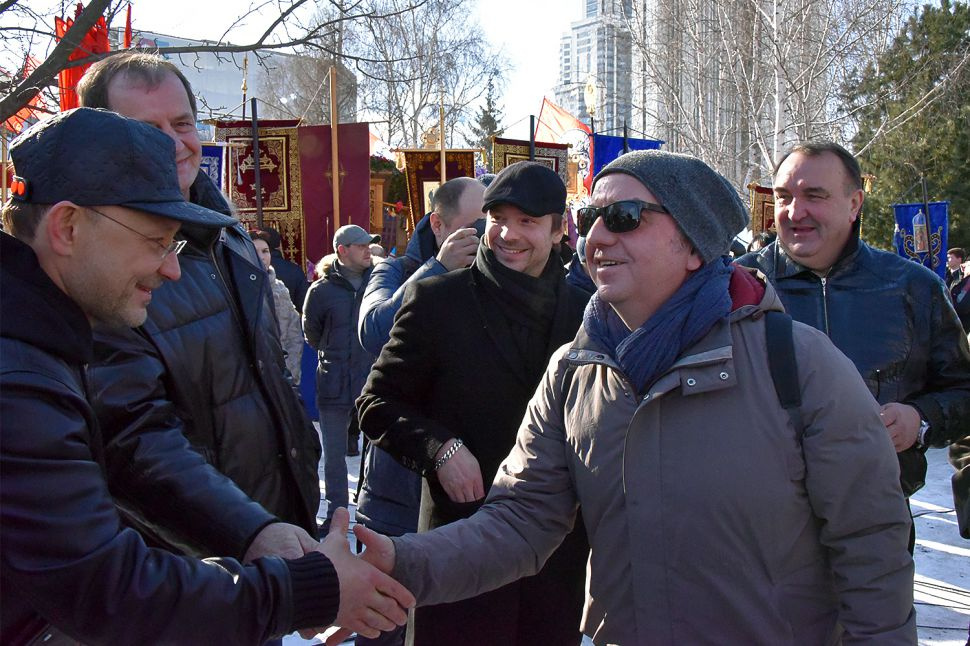 Владимир Шахрин на молебне жмёт руку главе РМК Игорю Алтушкину, одному из инвесторов в строительство храма Святой Екатерины